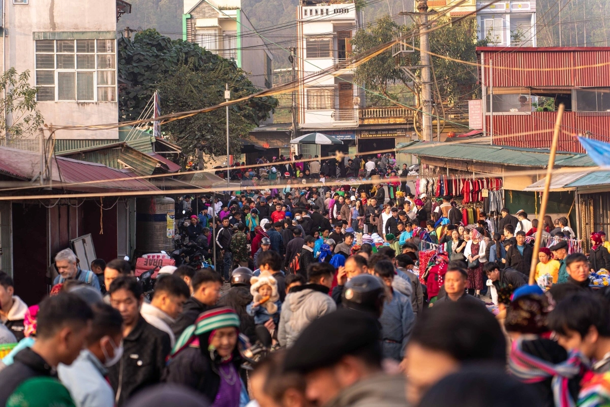 동반 구시가지 주말 장터, 매주 일요일 수천 명 북새통…소수민족 문화 체험 명소로