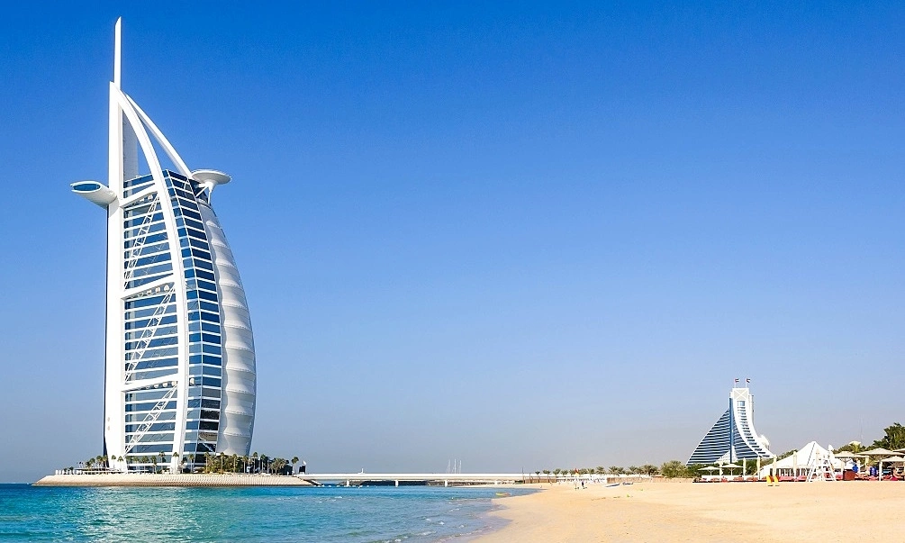 두바이 버즈 알 아랍 호텔 화재… 이란 드론 파편에 피격