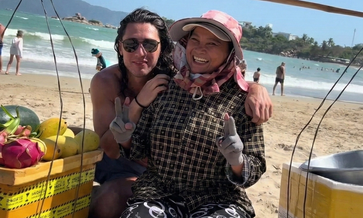 “망고, 파인애플, 바나나~”… 냐짱 해변 과일 아주머니 ‘4000만 뷰’ 대박