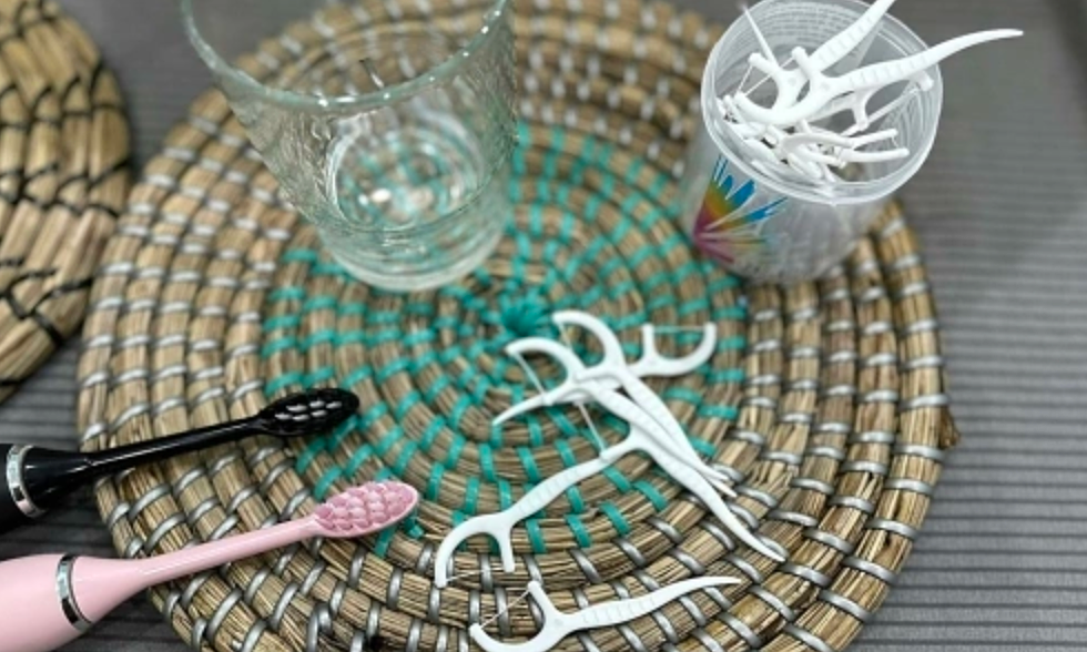 매일 양치질해도 입 냄새 난다면?… 원인은 혀 백태와 잇몸 질환