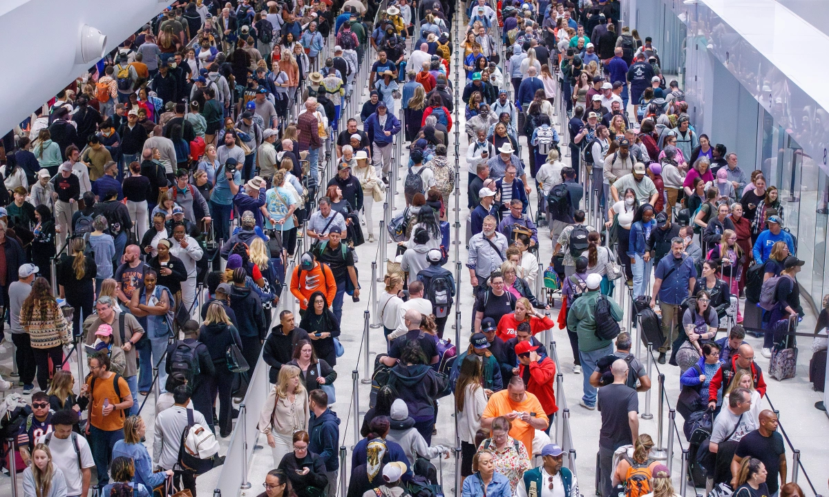 미국 공항 보안검색 '6시간 대기' 대혼란… 셧다운에 직원들 무단결근 속출