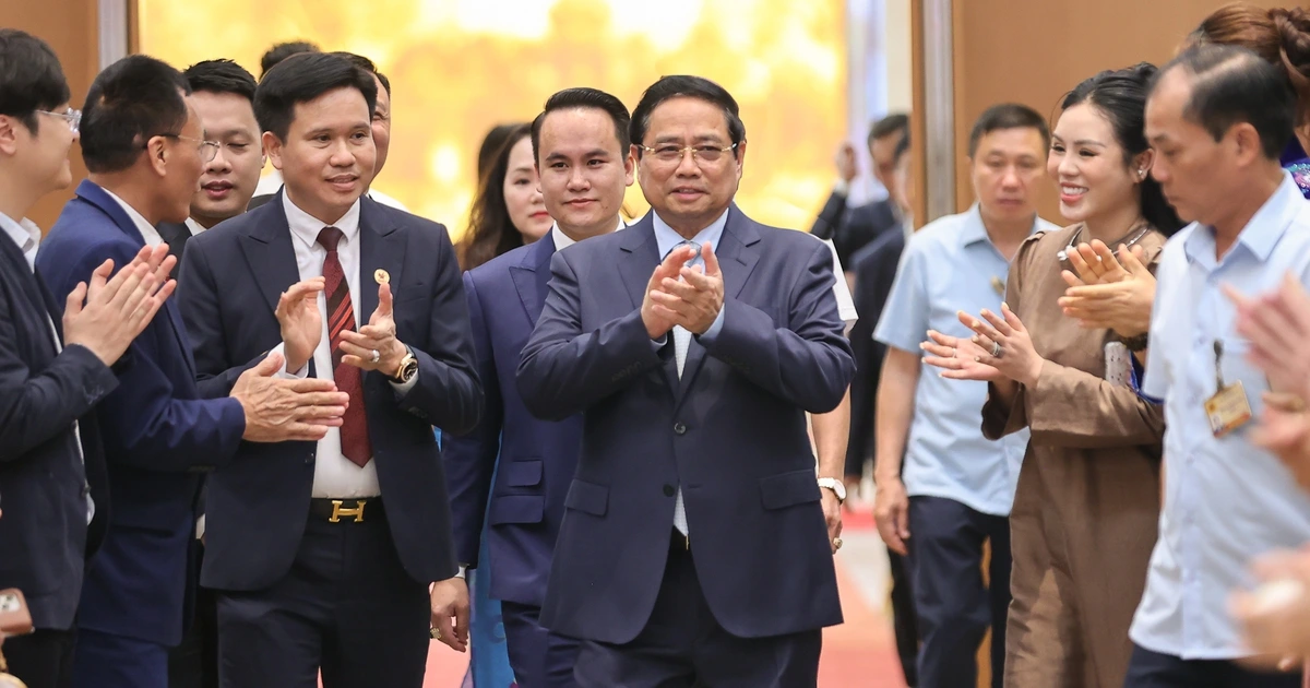 범국가적 '경제 도약' 선언… 팜 민 찐 총리, 두 자릿수 성장 및 기업 격려 회의 주재