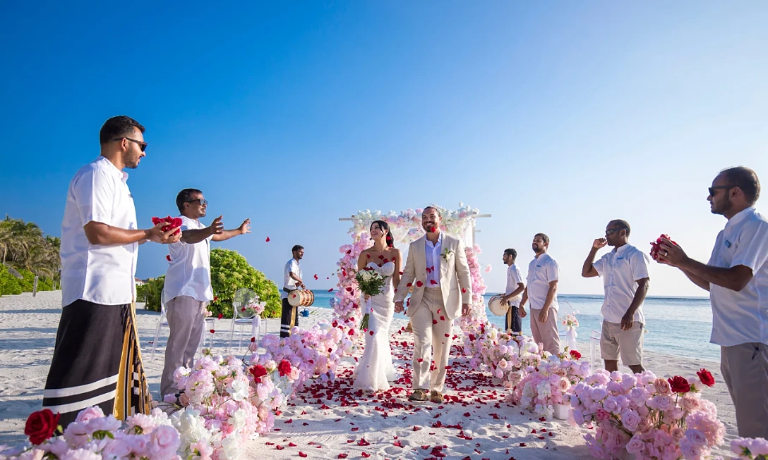 '천국' 몰디브가 창살 없는 감옥으로… 중동 분쟁에 갇힌 신혼부부의 절규