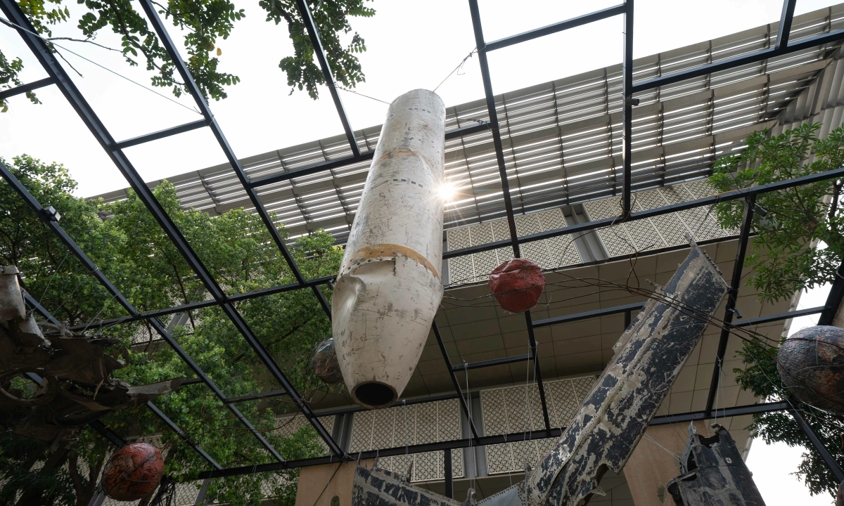 하노이 박물관, 전쟁 잔해 공중에 매달아 전시…평화 염원과의 시각적 대화