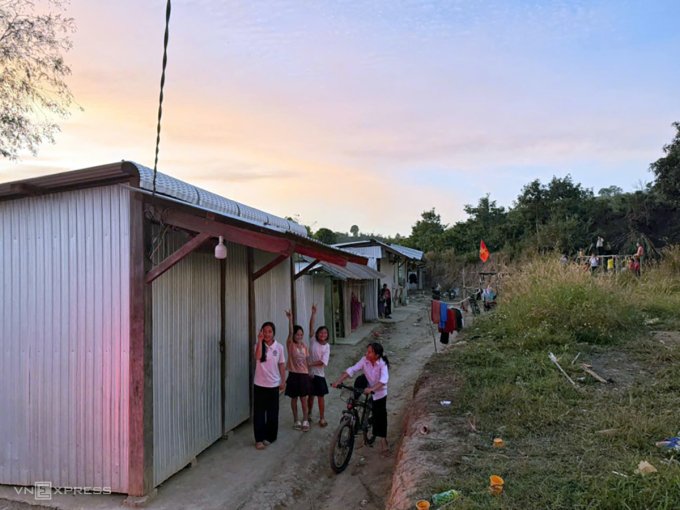 “학교 가려면 부모 떠나 산속으로”… 람동성 몽족 어린이들의 ‘자취’