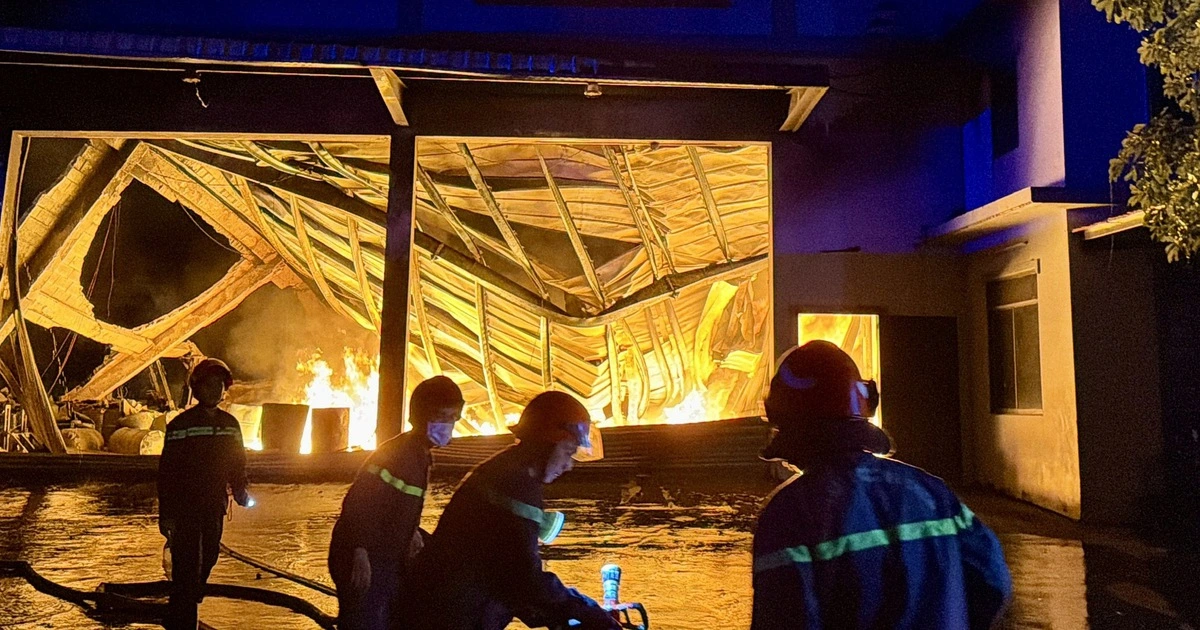 호찌민시 도료 제조업체 창고서 대형 화재…폭발음 연속·진화 후 재발화