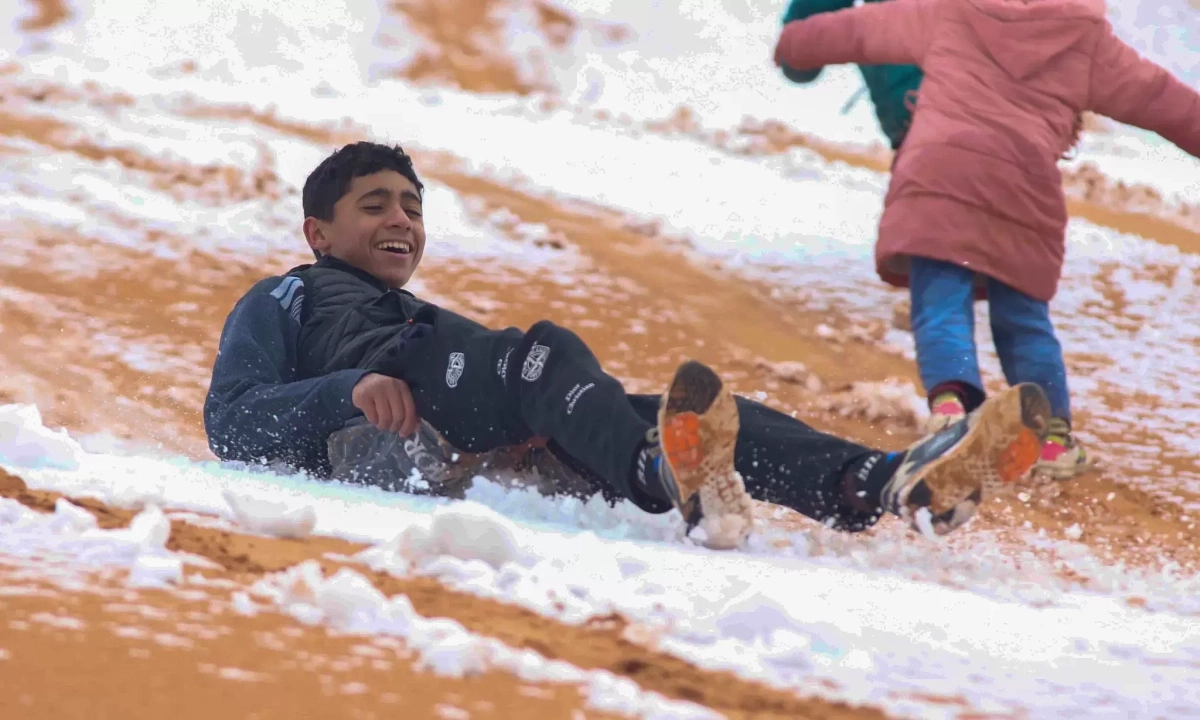 '황금빛 모래 대신 하얀 눈'… 사하라 사막, 영하권 추위 속 설국으로 변신