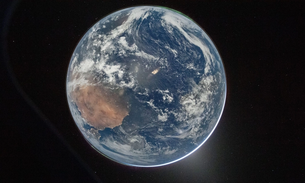 54년 만의 달 재입성... 아르테미스 2호가 보내온 '푸른 구슬' 지구 전경