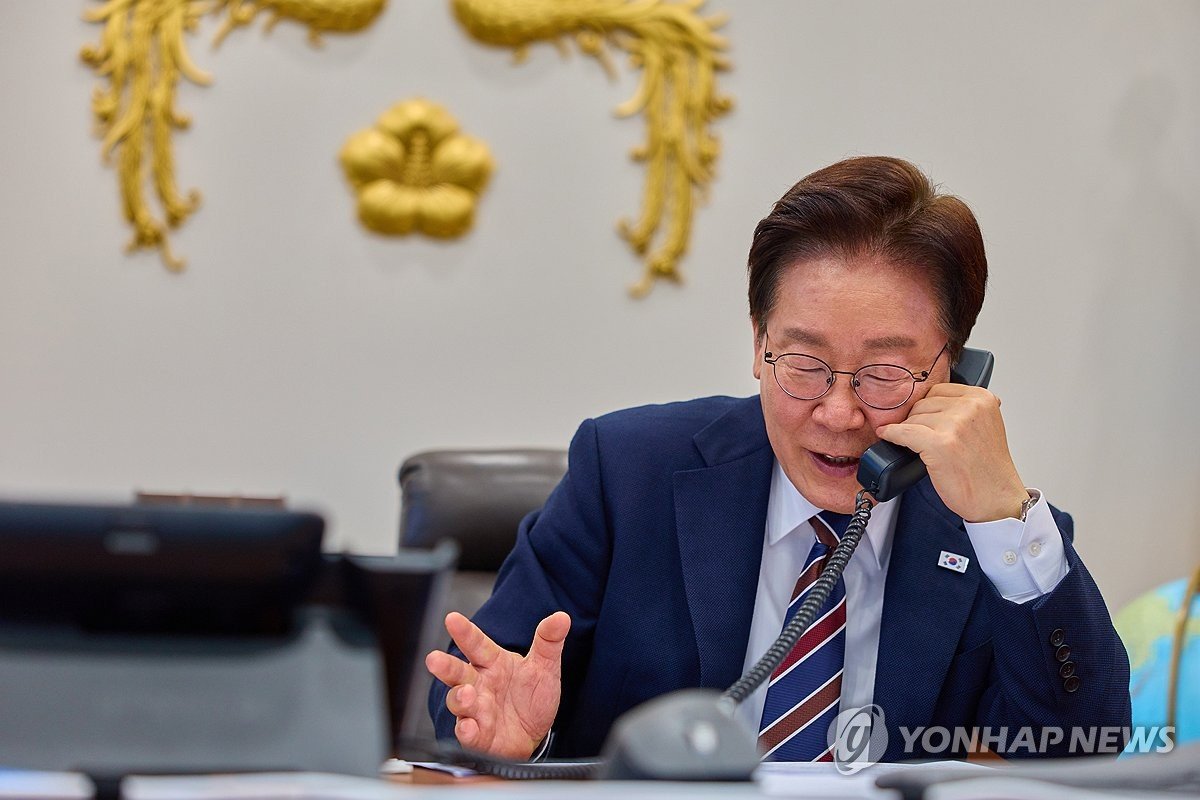 이재명 대통령, 아누틴 총리 재선출 축하