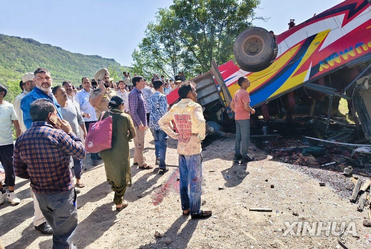 인도령 카슈미르 산골 도로서 버스 추락…최소 21명 사망