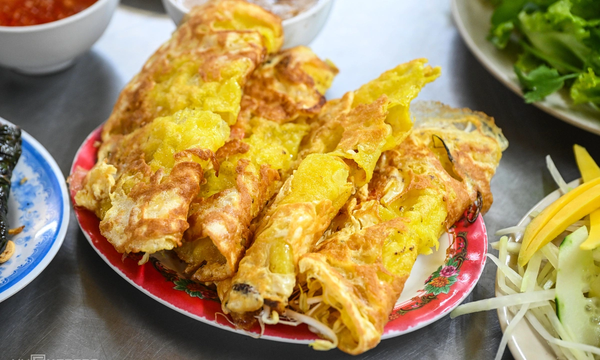 ‘계란 띠’ 두른 바삭한 유혹… 30년 넘게 다낭 식도락객 사로잡은 ‘바응옥(Ba Ngoc)’