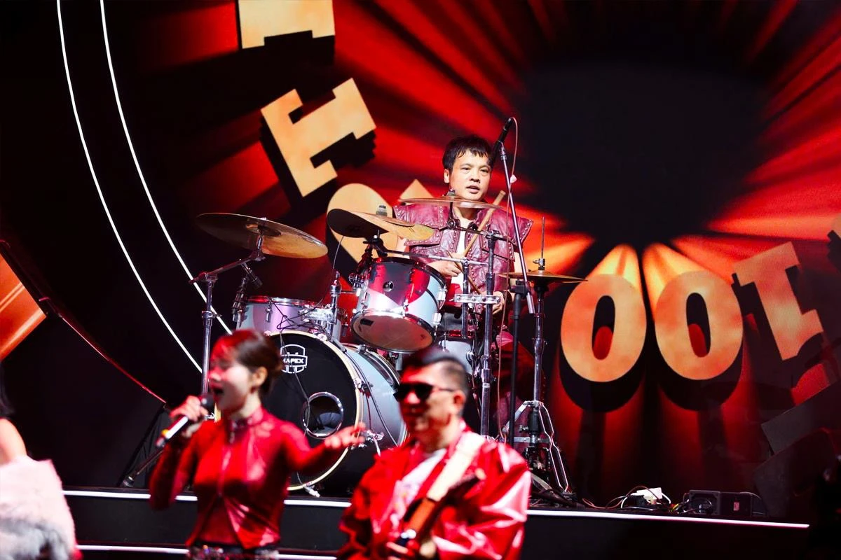 가죽 재킷 입고 드럼 스틱 잡은 FPT CEO... 닌빈 시상식서 '록 스피릿' 발산