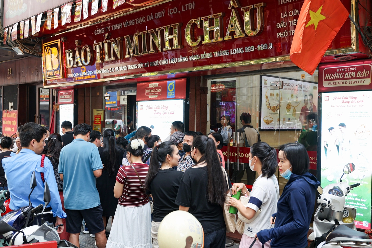 금값 폭등에 '팔자' 행렬... 바오틴민쩌우 
