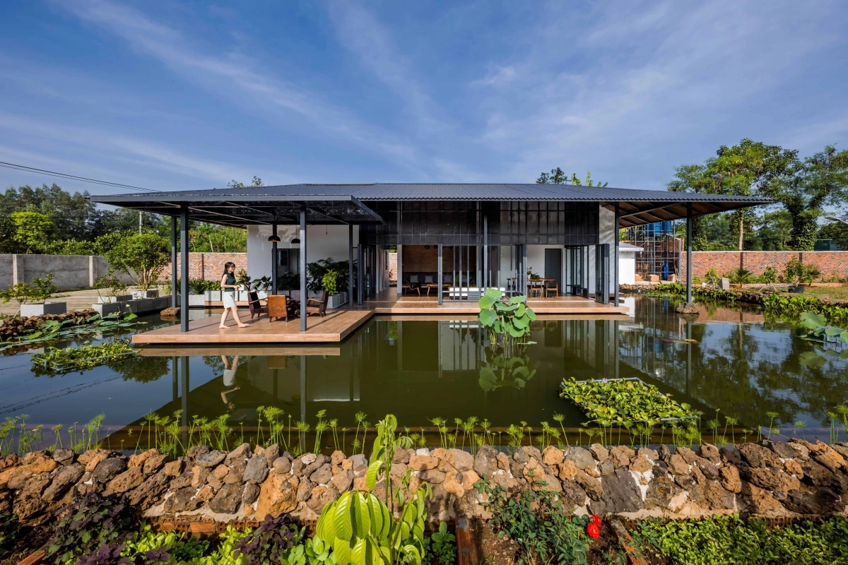 농업용 저수지가 거실 앞 호수로... 동나이서 '자원 순환형' 현대식 농가 주택 화제