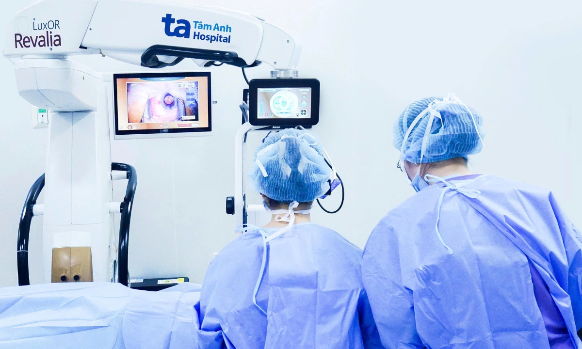 “눈이 하얗게 변해서야 왔다”… 10년 당뇨 앓던 70대, 백내장 3단계 진단