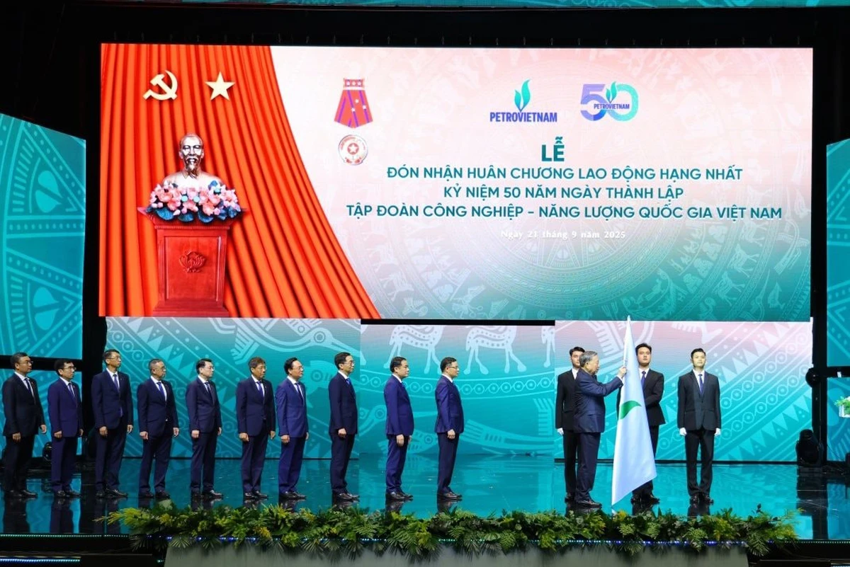 또 럼 서기장, 페트로베트남에 '8자 황금어' 하사... 