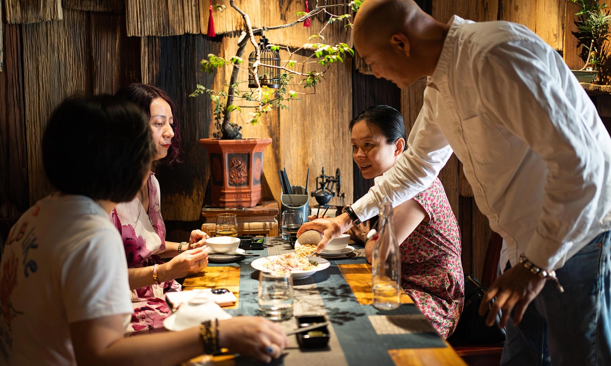 “메뉴판은 없습니다”… 하노이의 기묘한 식당 ‘벤(Ben)’, 손님들이 ‘믿음’으로 식사하는 이유