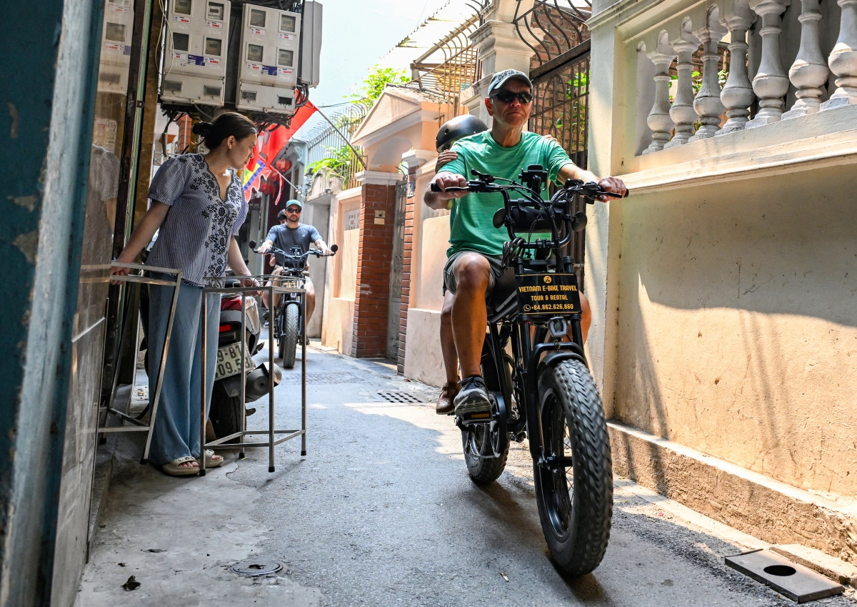 미국인 가족, 자전거로 하노이 골목 누비며 '현지인 체움' 만끽