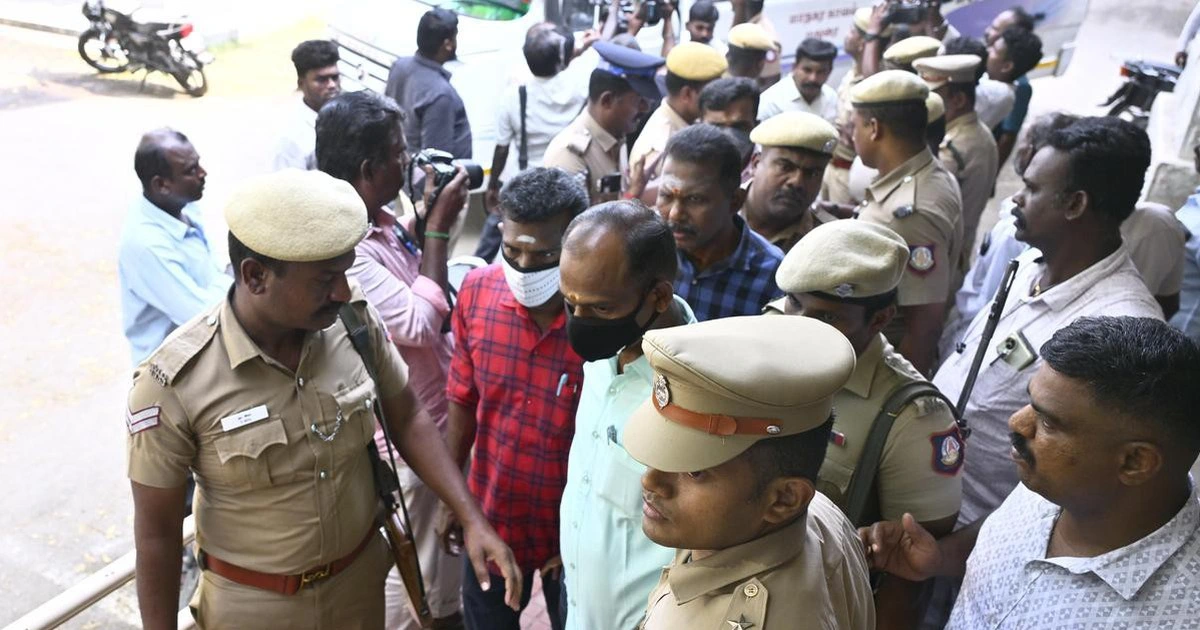 '방역 수칙 위반' 두 부자 고문해 살해한 인도 경찰관 9명에 '사형' 선고