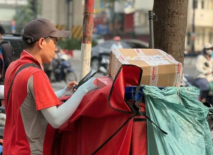 베트남 40도 육박하는 폭염... 아스팔트 위 배달원들 '열사병' 사투