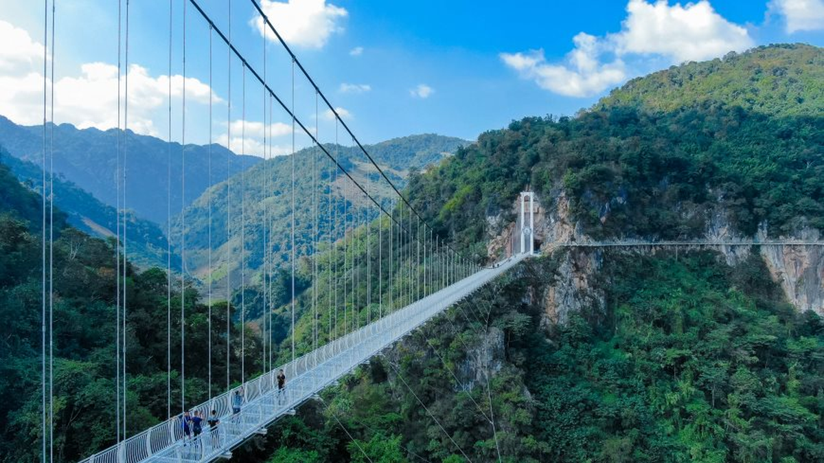 베트남 '백룡 유리교', 중국 제치고 세계 최장 등극... 기네스 공식 인증