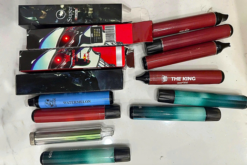 베트남 청소년 전자담배 시작 연령 '16.9세'... 온라인서 '면도기' 위장 판매 기승