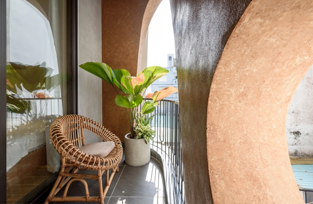 서향 필지 단점 극복한 호찌민 '곡선 미학' 3층 빌라... 자연 통풍·차단 동시 해결