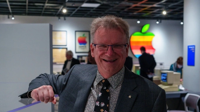 “애플 창립 멤버 중 유일한 생존자”… 50년 근속 ‘직원 번호 8번’ 크리스 에스피노사