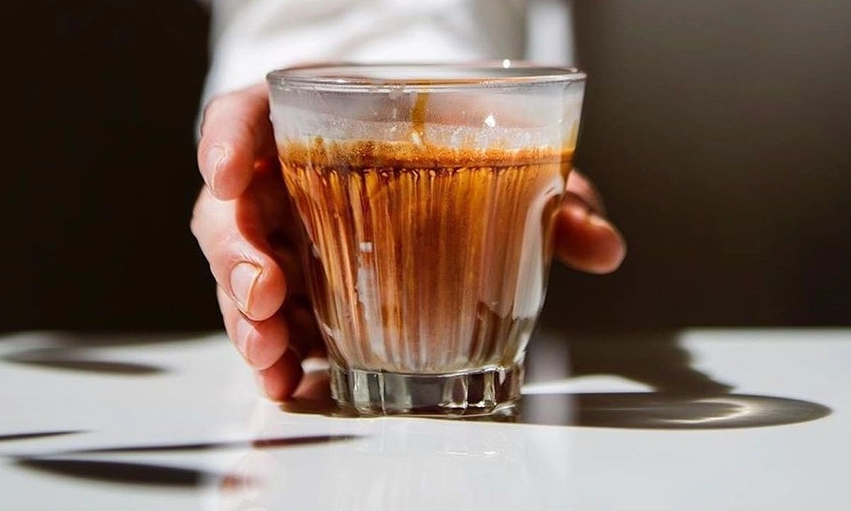 얼음 없어도 차갑고 진한 맛... 방콕 사로잡은 '더티 커피'의 비밀