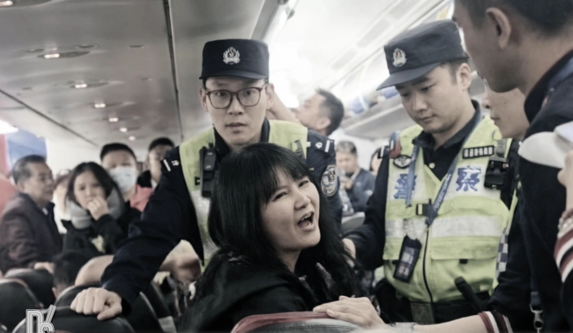 “왜 중국어 못 해?” 승무원에 호통친 승객… 에어아시아X, 출발 지연 소동