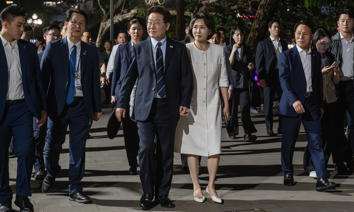 이재명 대통령 내외, 하노이 호안끼엠 호수 산책… 시민들과 어우러져 ‘아이스크림 소통’