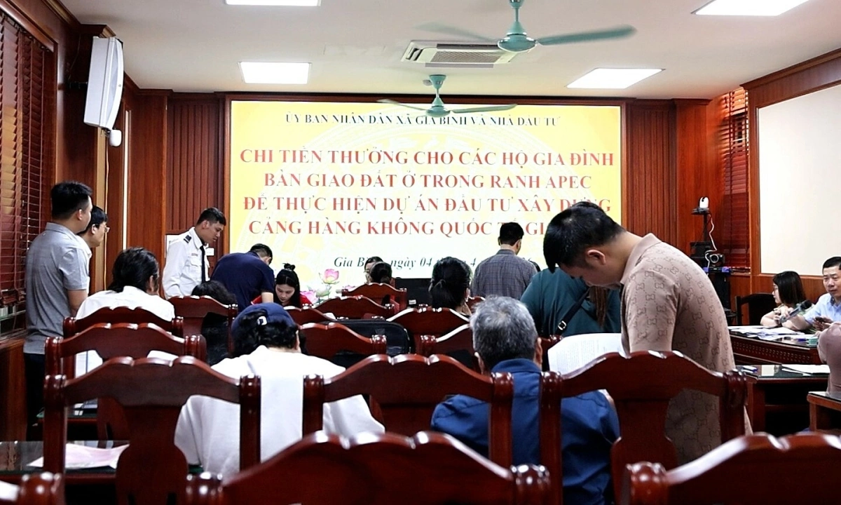 자빈 국제공항 부지 조기 인도 가구에 1억 5천만 동 포상... APEC 2027 준비 박차