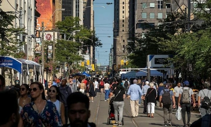 캐나다, 비자 지연 해소 위해 국제 학생 '취업 허가증 없는 근로' 허용 검토