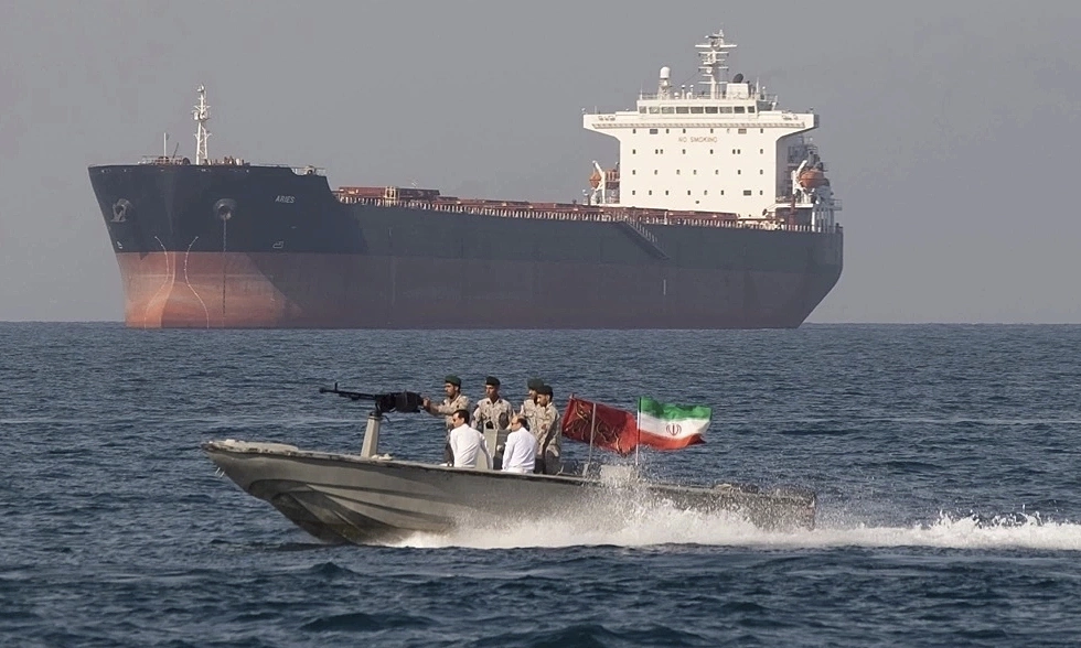 트럼프, 호르무즈 해협 봉쇄 명령… 미-이란, 세계 경제 건 '치킨 게임' 돌입