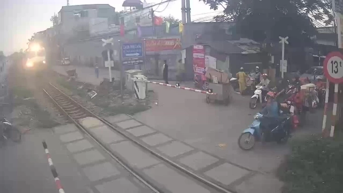 하노이서 '폰 보며 슬금슬금' 오토바이, 열차에 쾅... 천운으로 목숨 건져