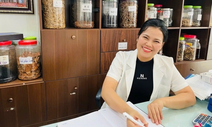 하이퐁 공항서 쓰러진 승객 살린 ‘15분간의 사투’… 한의사 레 티 응옥 원장의 감동적 구조