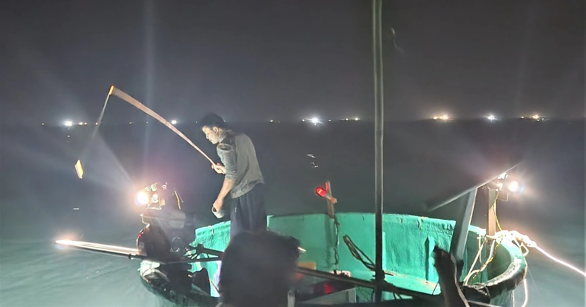 하틴성 앞바다 밝히는 '바다의 로또'... 밤새워 잡는 명물 '춤추는 오징어'