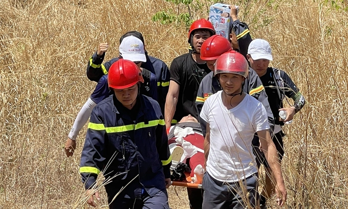 호찌민 딘산서 다리 골절된 중국인 등산객... 공안 9명 들것 메고 2km 사투 끝 구조