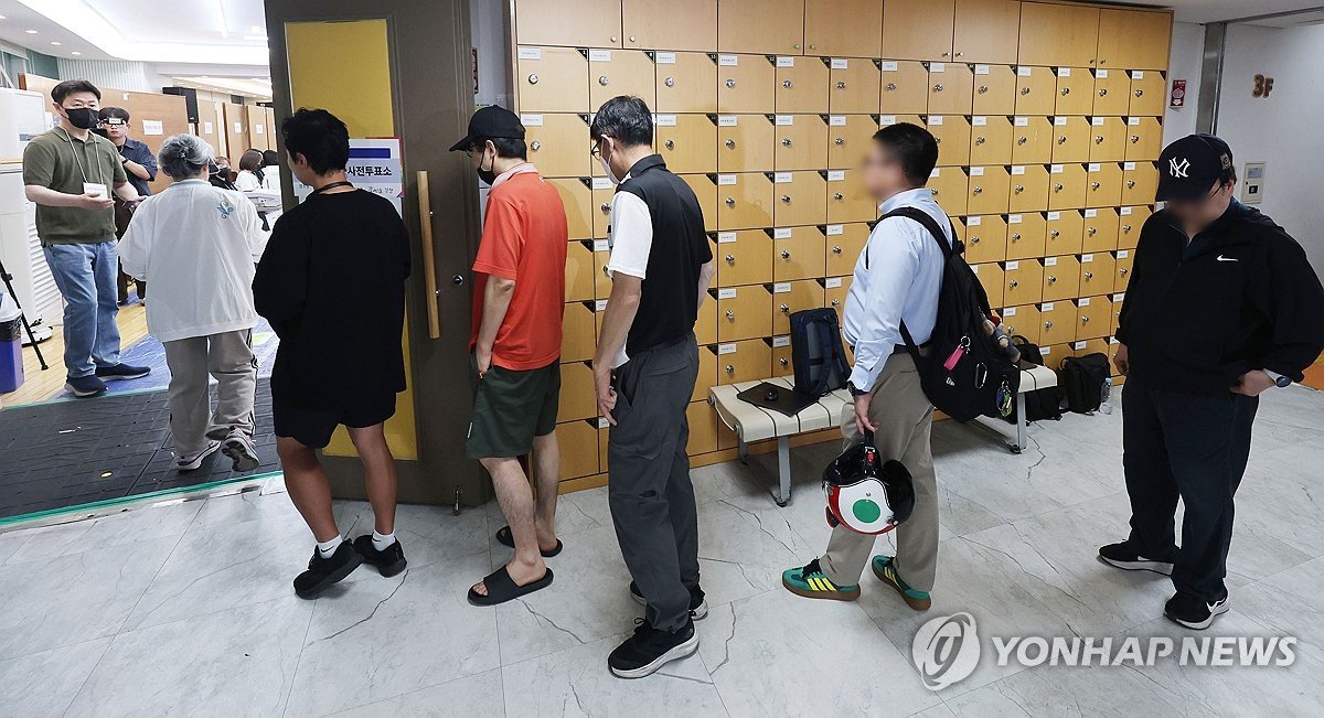  정장·러닝복·작업복…새벽부터 투표소 '오픈런'