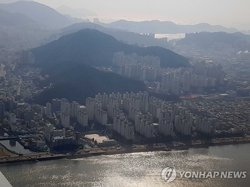 부산 사하구 동매산 화재 2시간여 만에 주불 진화…0.2㏊ 피해