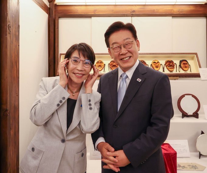 안경테 선물한 다카이치, 李대통령 안경 쓰고 '찰칵'