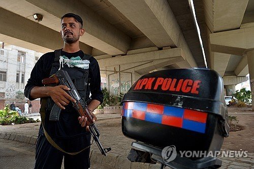 파키스탄서 신생 무장단체 차량폭탄 테러…경찰관 15명 사망