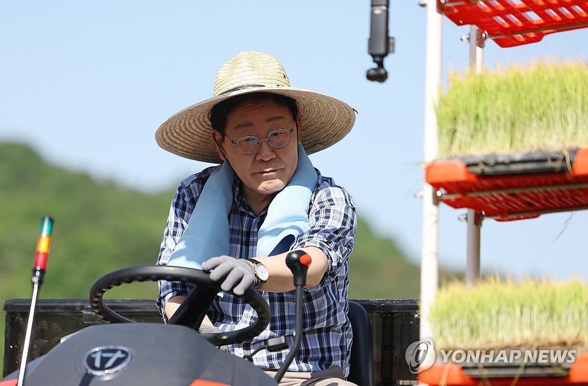 李대통령, 대구서 모내기 체험…이앙기 몰고