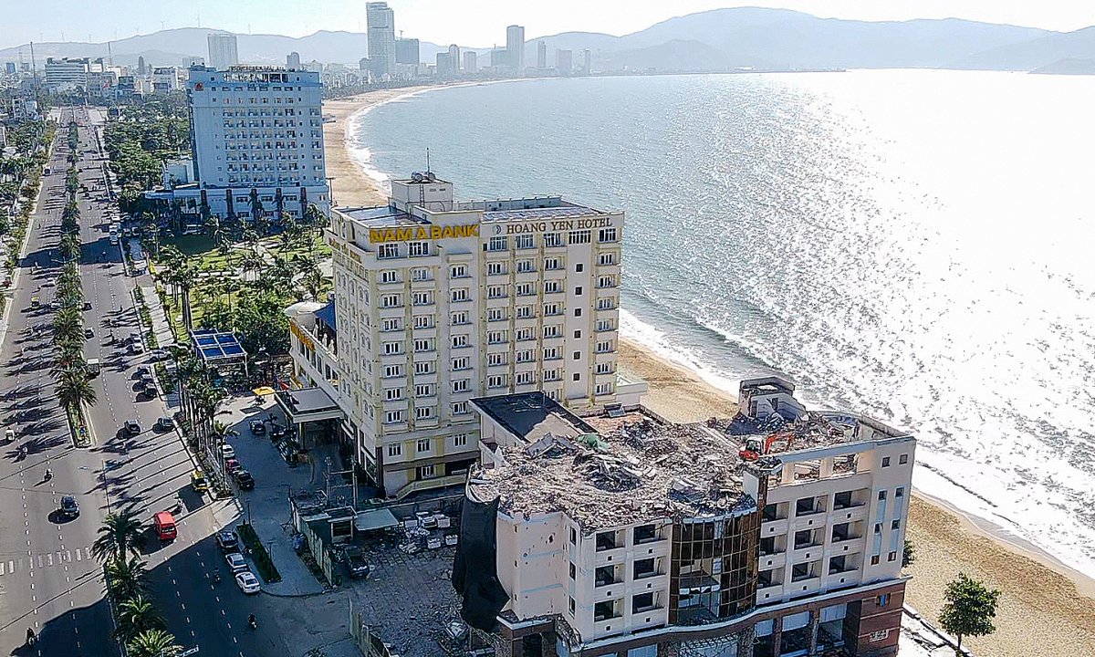 '해변 가로막던' 퀴논 해안가 호텔들 결국 철거…시민 품으로 돌아가는 바다