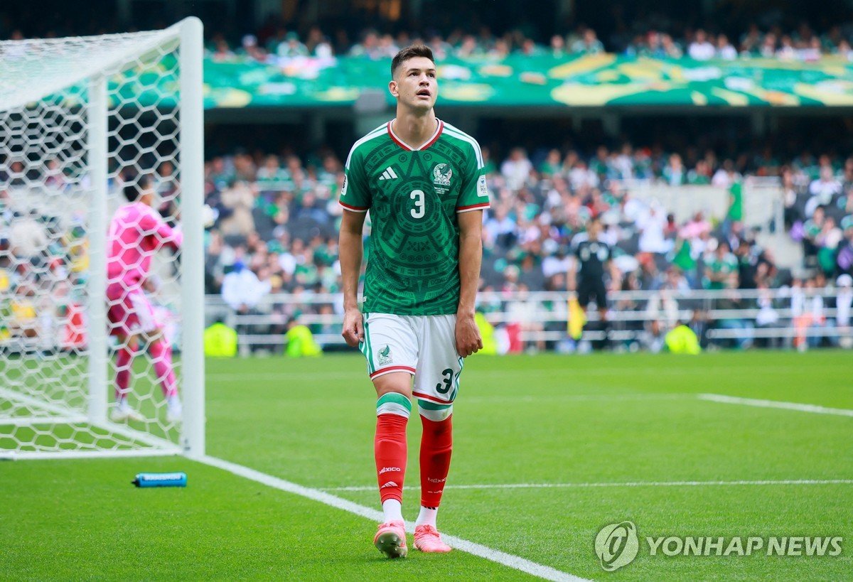 멕시코 수비 핵심 몬테스, 개막전 퇴장…홍명보호 '청신호'