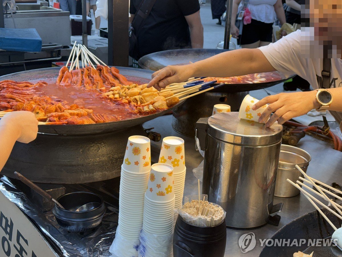 유럽인들이 노점서 떡볶이를 먹는다