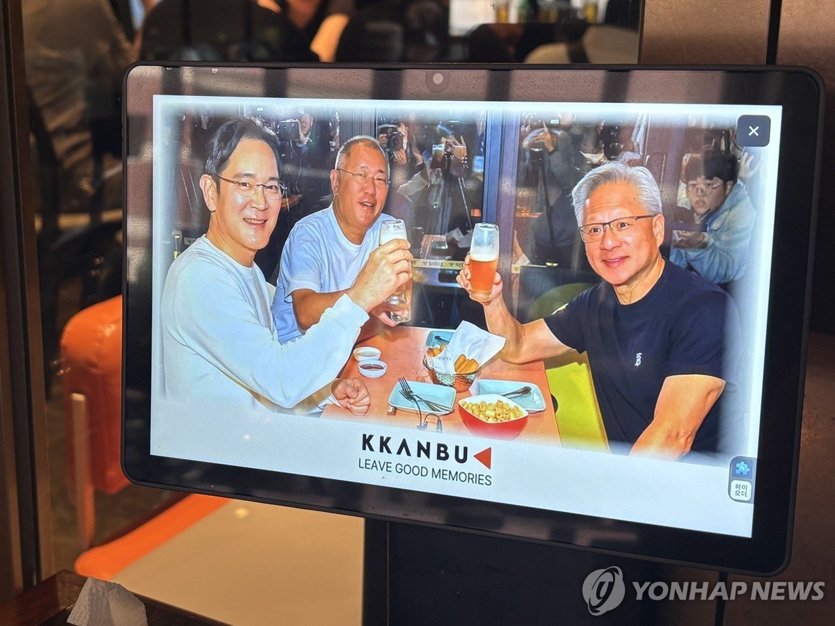 젠슨 황 앉았던 자리…'성지' 된 깐부치킨 삼성점
