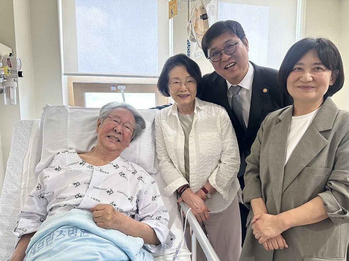 최휘영 장관, 입원 중 최불암 병문안