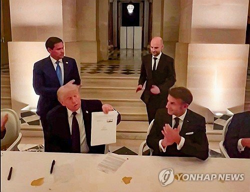 트럼프, 베르사유서 이란 종전 MOU 서명…깜짝 쇼