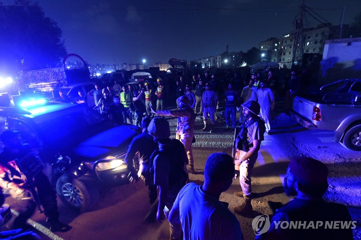 파키스탄 카라치서 무장대원 테러공격…교전 끝 8명 사망